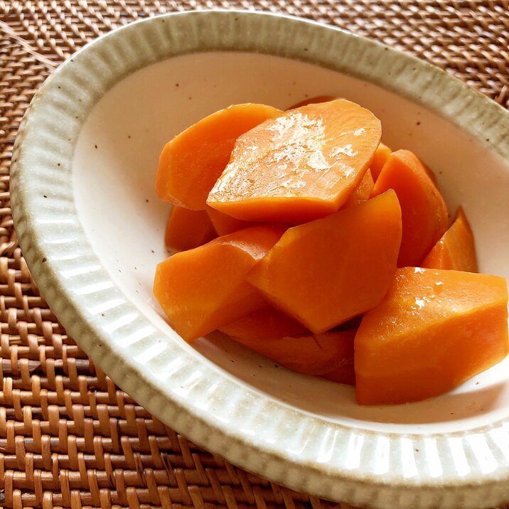レンジで簡単!蒸しにんじんのオリーブポン酢和え